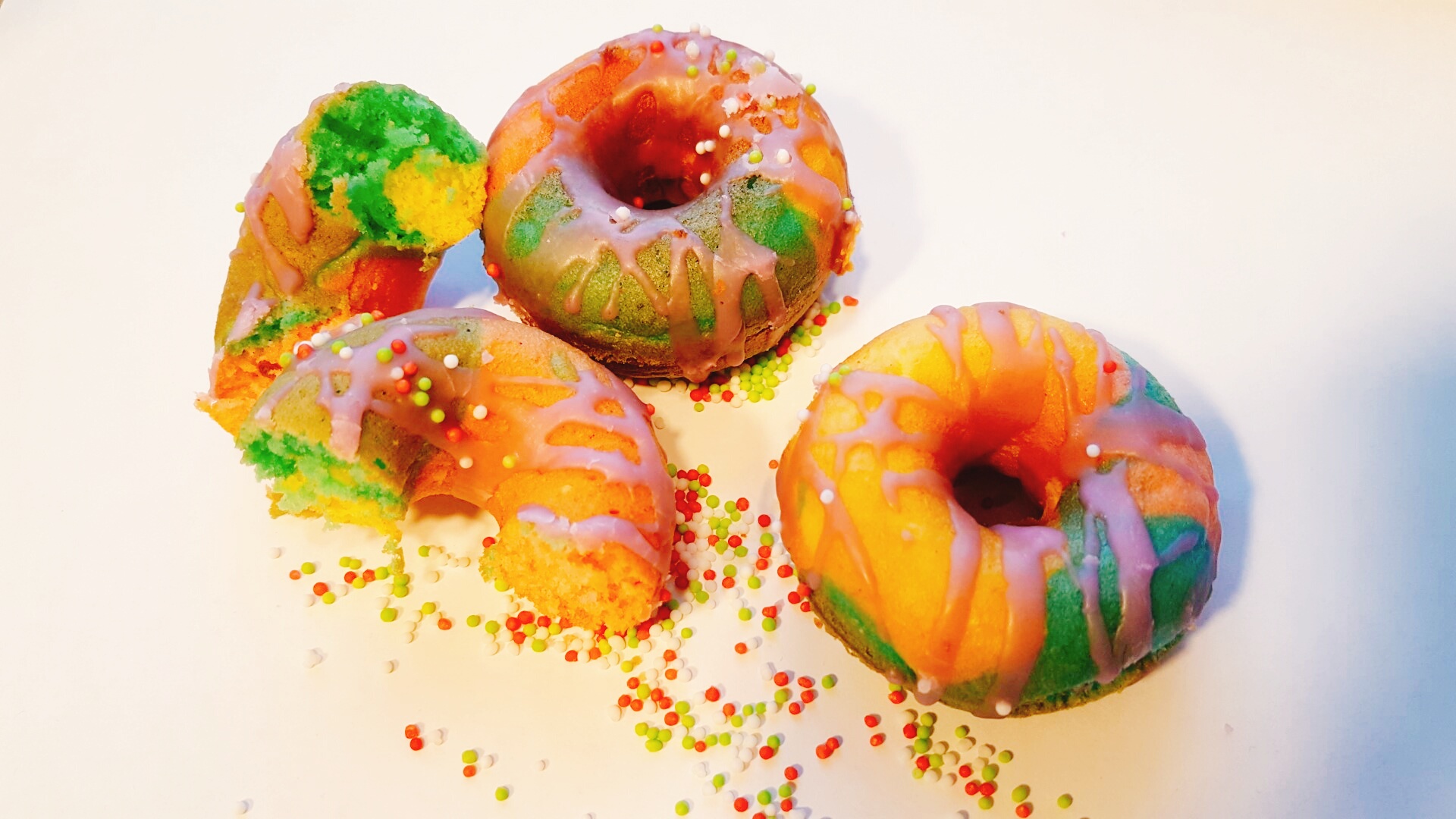 Regenbogen Donuts für den Kindergeburtstag